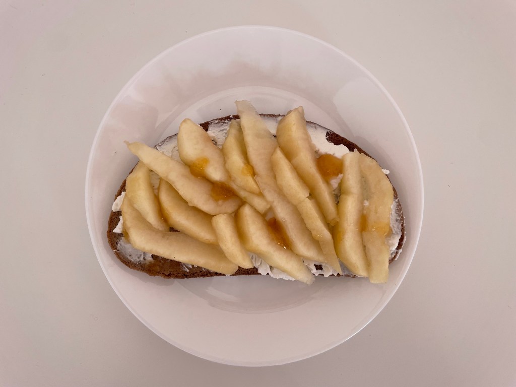 Rye toast with goat cheese & pear – Lactose&nbsp;Free