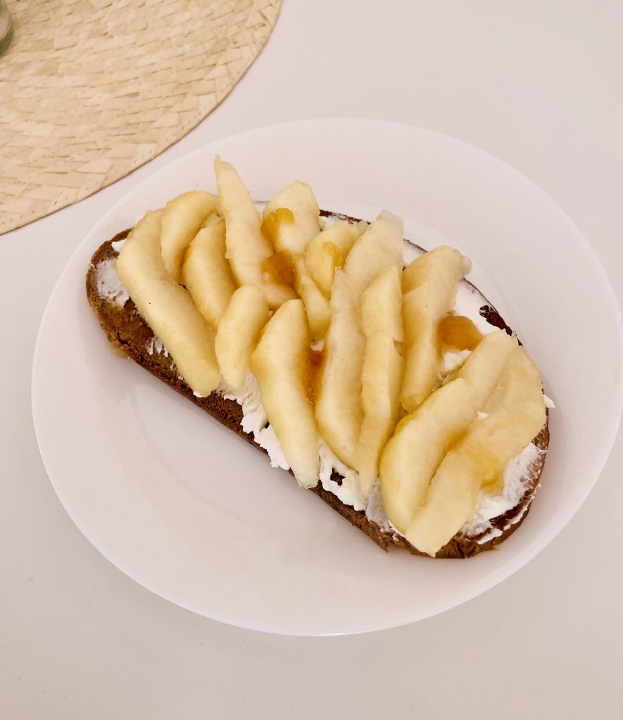 Rye bread with goat cheese and pear